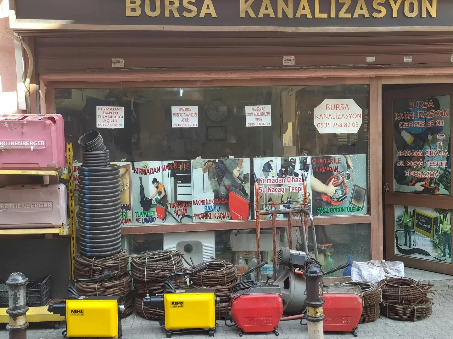 Machines and drain cleaning cables outside the Bursa Kanalizasyon shop