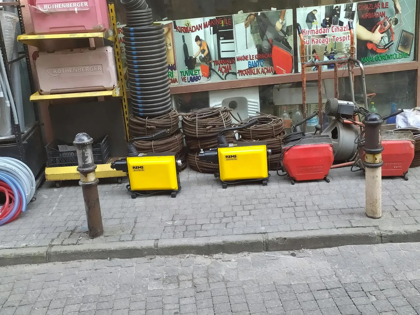 Bursa Kanalizasyon dükkânı önünde gider hattı makineleri ve spiraller