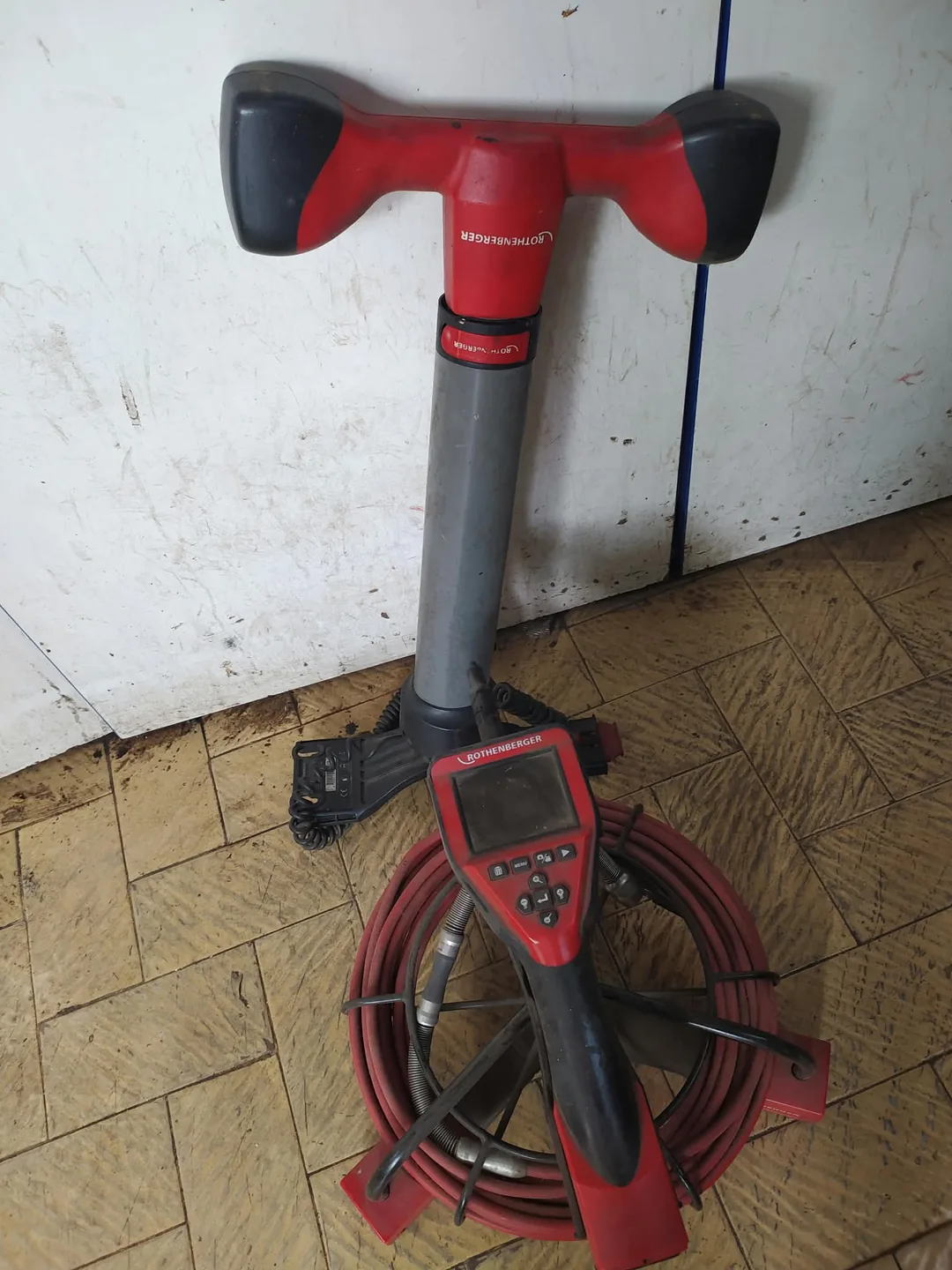 Drain camera with a screen, cable reel and pipe locator