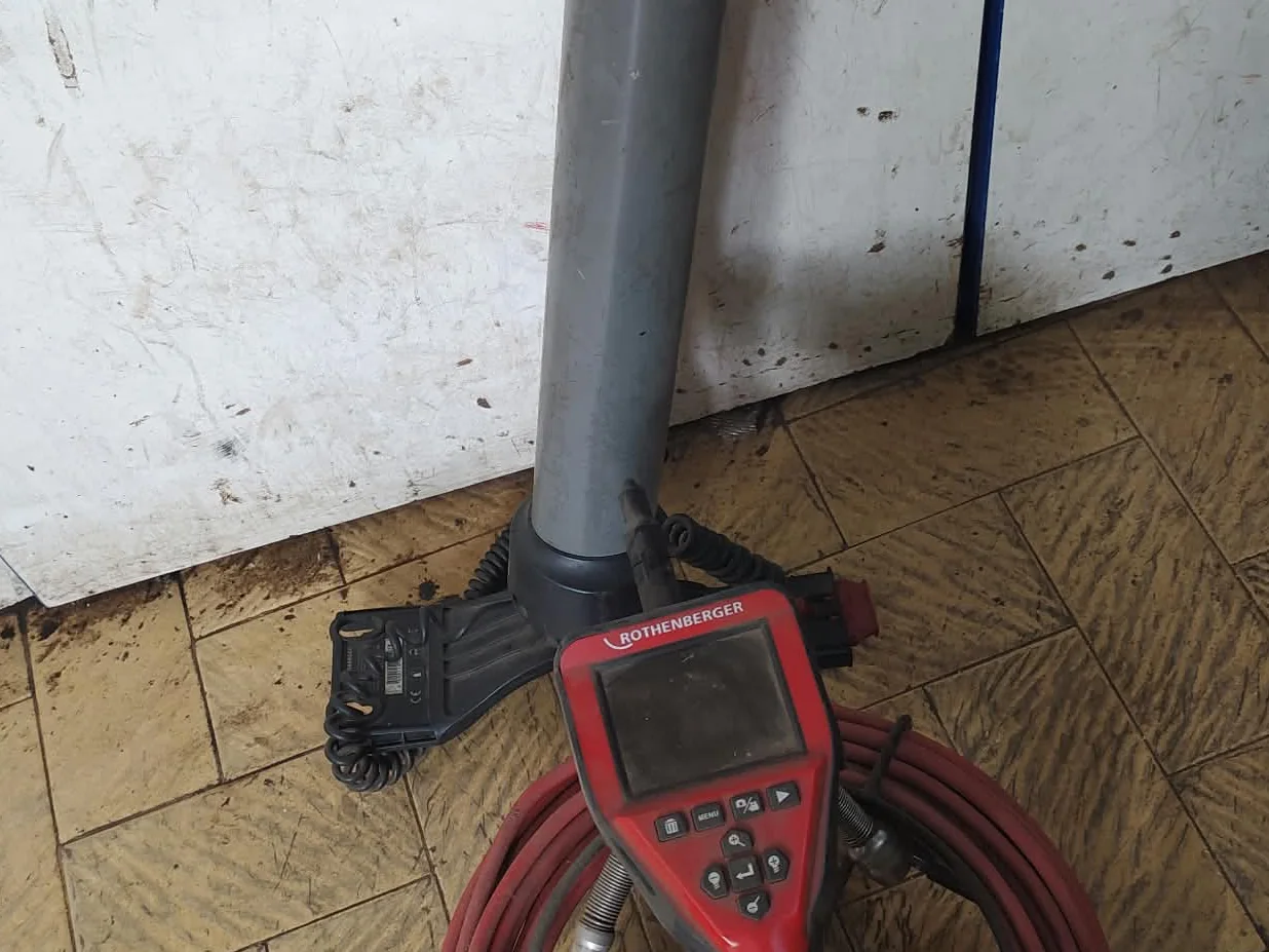 Screened inspection device and cable reel used to check pipe lines